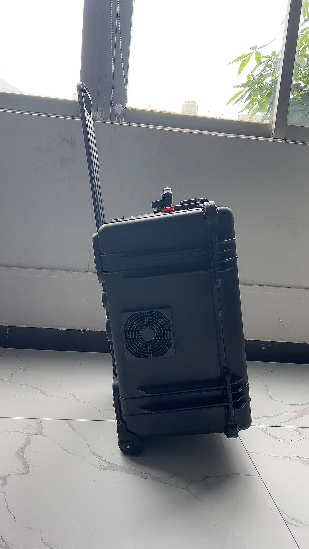 边坝手拉箱型移动通信干扰器